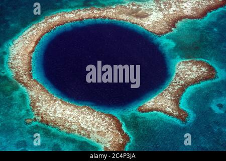 Vue aérienne du Grand Blue Hole, site du patrimoine naturel mondial de l'UNESCO, atoll du Phare Reef, Belize, mer des Caraïbes Banque D'Images