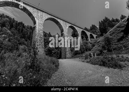 Vue spectaculaire de l'ancien pont ferroviaire au viaduc de la gorge de Ravenne à Breitnau, Allemagne. Noir et blanc Banque D'Images