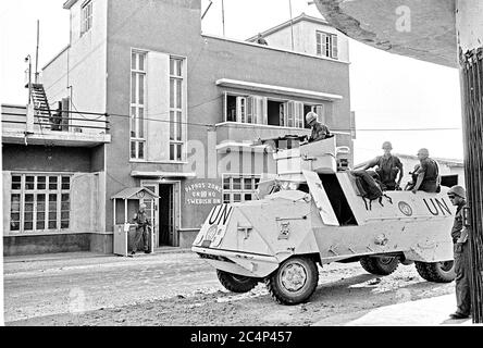 Voiture blindée suédoise devant le siège suédois de l'ONU dans la zone de paphos Chypre 1964. Banque D'Images