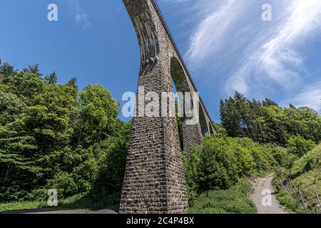 Vue spectaculaire de l'ancien pont ferroviaire au viaduc de la gorge de Ravenne à Breitnau, Allemagne Banque D'Images