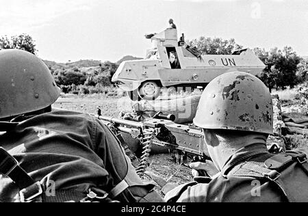 Soldats suédois et voiture blindée à Chypre 1964. Embarquement d'un carrefour en montagne Banque D'Images