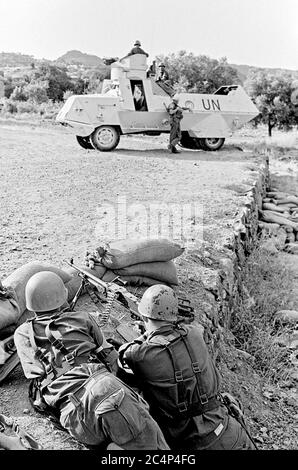 Soldats suédois et voiture blindée à Chypre 1964. Embarquement d'un carrefour en montagne Banque D'Images