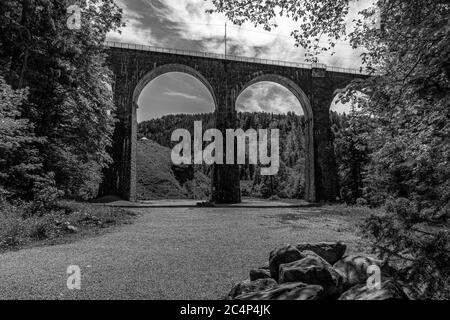 Vue spectaculaire de l'ancien pont ferroviaire au viaduc de la gorge de Ravenne à Breitnau, Allemagne. Noir et blanc Banque D'Images