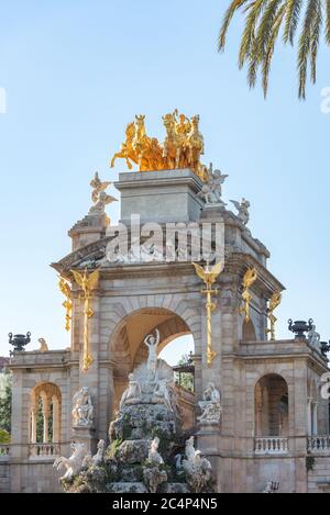 Bâtiments décorés de stuc et de statues contre le ciel bleu et les nuages blancs. Dans les rues de Catalogne, les lieux publics. Banque D'Images