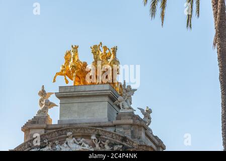 Bâtiments décorés de stuc et de statues contre le ciel bleu et les nuages blancs. Dans les rues de Catalogne, les lieux publics. Banque D'Images