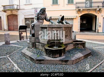 Vigevano, Pavie, Lombardie, Italie du Nord. La fontaine de San Francesco d'Assisi (St. Francis), situé sur la petite place en face de l'église du même nom. Banque D'Images