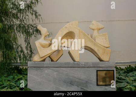 Almería, Andalousie, Espagne, Europe. Musée d'art Doña Pakyta (Museo de arte Doña). Doña Pakyta Museum of Art (Museo de arte Doña Paquita).Sculpture Los Amantes realizaed by Eduardo Cruz Rubio, oeuvre donnée par l'auteur à la ville d'Almeria et positionnée à l'entrée du musée Doña Paquita. Banque D'Images