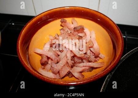 4 - joue de porc frite dans une poêle, est mis de côté. Cuisine italienne, recette originale Pasta alla grincia, plat typique de la région du Latium. Ingrédients:. 400 g de spaghetti ou de rigatoni, 250 g de joue de porc Amatrice, 150 g de pecorino râpé d'Amatrice, poivre au goût, sel grossier au goût. Banque D'Images