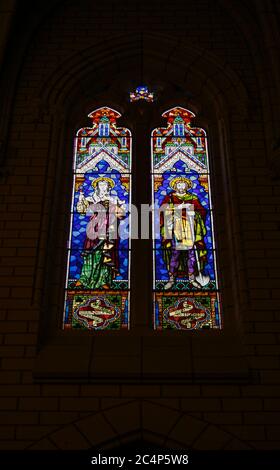 Madrid, Comunidad de Madrid, Espagne, Europe. Iglesia de Santa Cruz (Église Sainte-Croix), 1889-1902. Vitraux avec représentations de Santa Maria de la Cabeza et de San Isidro (son mari). Banque D'Images