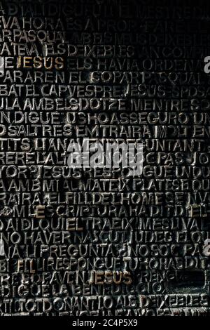 Détail avec le mot Jésus sur la porte en bronze de la façade passion de la Sagrada Familia à Barcelone. Les portes de l'Évangile contiennent du texte du Nouveau Testament Banque D'Images