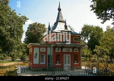 Madrid, Comunidad de Madrid, Espagne, Europe. El Retiro Park, petite maison du pêcheur. (Parque del Retiro, la cavita del pescador). Banque D'Images