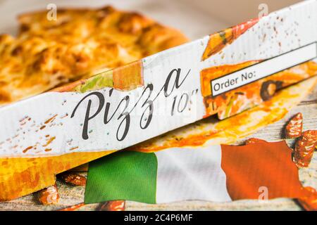 Drapeau italien vu sur une boîte à pizza dans un gros plan d'un plat à emporter. Banque D'Images