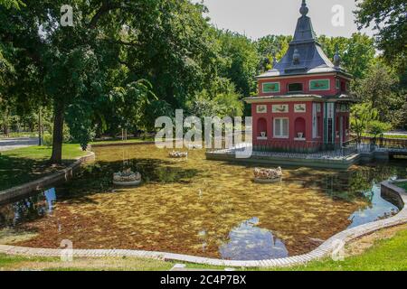 Madrid, Comunidad de Madrid, Espagne, Europe. El Retiro Park, petite maison du pêcheur. (Parque del Retiro, la cavita del pescador). Banque D'Images