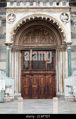 Monza, Brianza, Lombardie, Italie du Nord. Cathédrale de Monza pendant les travaux de restauration. Il est dédié à Saint Jean-Baptiste (San Giovanni Battista) et a été construit entre le XIVe et le XVIIe siècles. La porte principale. Banque D'Images