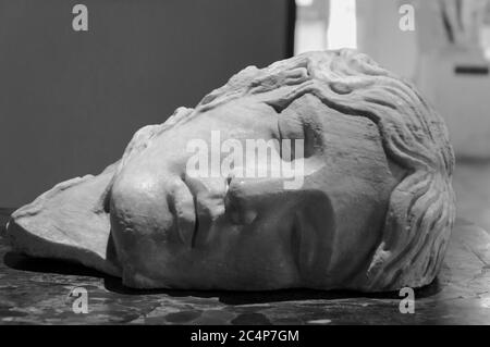 Photo en noir et blanc en gros plan sur le visage de l'ancien sculpture en marbre romain montrant un jeune homme endormi Banque D'Images