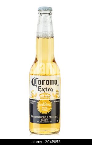 Ukraine, Kiev - 03 juin 2020: Photo de la bouteille de bière Corona Extra isolée sur fond blanc. Corona Extra est produit au Mexique. Le fichier contient cli Banque D'Images