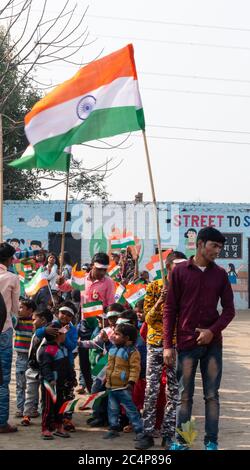 NOIDA, UTTAR PRADESH / INDE - JANVIER 2020: Jeunes élèves indiens de la région du bidonville/village célébrant la Journée de la République indienne à l'école avec drapeau Banque D'Images