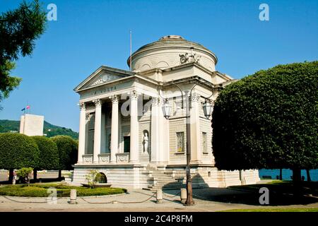 Côme, Lombardie, Italie. Lac de Côme, Lungo Lario Marconi. Temple de Volta (Tempio Voltiano, 1928). C'est le musée le plus visité de Côme. L'exposition permanente est dédiée à la mémoire d'Alessandro Volta et à la reconnaissance de son travail scientifique. Banque D'Images