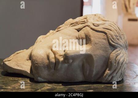 Face de l'ancienne sculpture romaine en marbre montrant un jeune homme en veille Banque D'Images