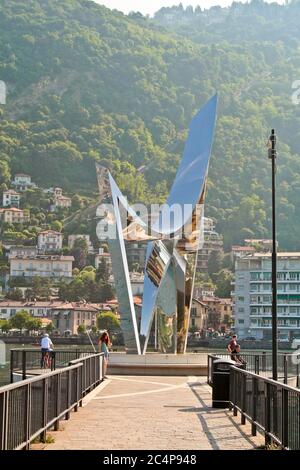 Côme, Lombardie, Italie. Lac de Côme. The Life Electric est une sculpture conçue par Daniel Libeskind, créée en 2015 et située à Côme, sur le barrage extérieur (diga foranea Caldirola). Il pèse 29 tonnes et était en acier et recouvert d'acier inoxydable. Banque D'Images