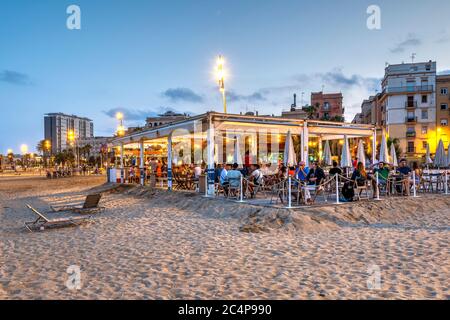 Bar Chiringuito sur la plage au crépuscule, Barceloneta, Barcelone, Catalogne, Espagne Banque D'Images