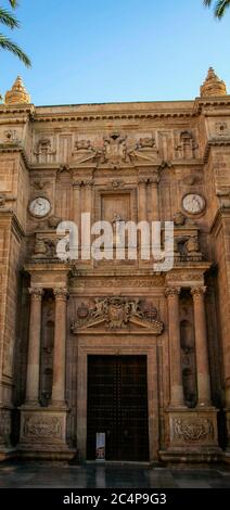 Almería, Andalousie, Espagne, Europe. Cathédrale de Santa María de la Encarnación (Cathédrale de Sainte Marie de l'Incarnation). J XVI siècle - Renaissance espagnole. La porte principale de la place de la cathédrale. Banque D'Images