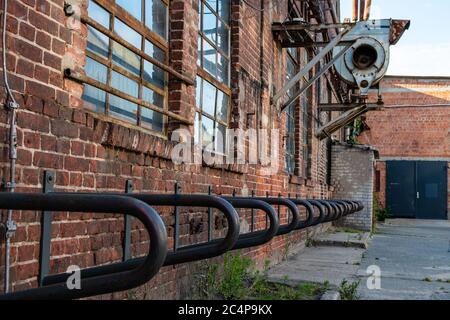 Berlin / Allemagne - juin 21 2020: Parking vide pour vélos devant un bâtiment industriel en brique Banque D'Images