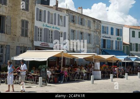 Cafés animés du quai à Saint-Martin-de-Ré, Ile de Ré, Charente-Maritime, France Banque D'Images