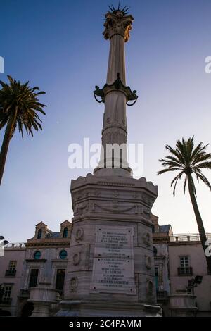 Almería, Andalousie, Espagne, Europe. Plaza de la Constitucion ou Plaza Vieja. Monument aux martyrs de la liberté (martyrs de la libertad), également connu sous le nom de monument aux Coloraos ou Pingurucho, est une colonne commémorative inaugurée en 1870 et restaurée en 1988. Banque D'Images