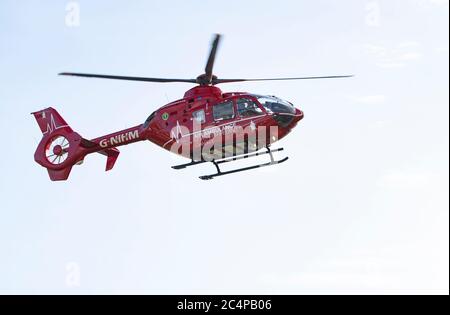 Ambulance aérienne Irlande du Nord assister à une scène. Banque D'Images