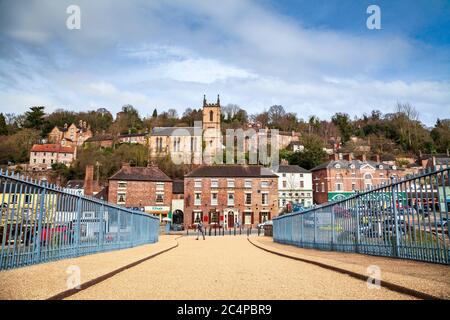 La ville d'Ironbridge depuis la route traversant le pont d'Iron, Shropshire, Angleterre Banque D'Images