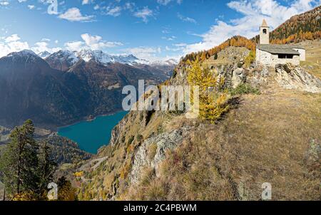 Vue panoramique depuis l'église de San Romerio sur le lac de Poschiavo, canton des Grisons, Suisse Banque D'Images