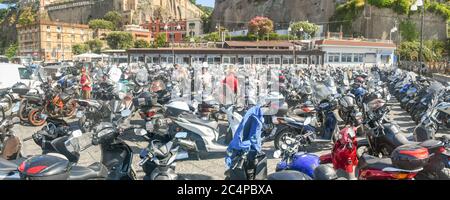 SORRENTO, ITALIE - AOÛT 2019 : lignes de motos et scooters garés près du port de Sorrente. Banque D'Images