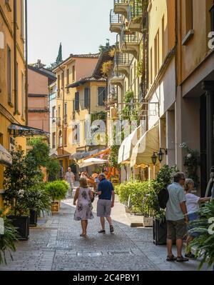 GARDONE RIVIERA, ITALIE - SEPTEMBRE 2018: Les gens qui descendent une rue étroite dans Gardone Riviera sur le lac de Garde. Banque D'Images