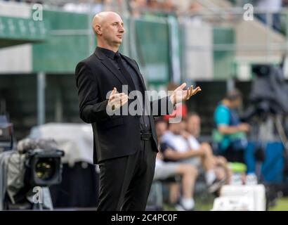 BUDAPEST, HONGRIE - JUIN 27 : l'entraîneur-chef Attila Kuttor de Mezokovesd Zsuque FC réagit lors du match de la Ligue de la Banque hongroise OTP entre Ferencvarosi TC et le FC de la ordre Mezokovesd à la Groupama Arena le 27 juin 2020 à Budapest, Hongrie. Banque D'Images