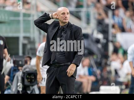 BUDAPEST, HONGRIE - JUIN 27 : l'entraîneur-chef Attila Kuttor de Mezokovesd Zsuque FC réagit lors du match de la Ligue de la Banque hongroise OTP entre Ferencvarosi TC et le FC de la ordre Mezokovesd à la Groupama Arena le 27 juin 2020 à Budapest, Hongrie. Banque D'Images