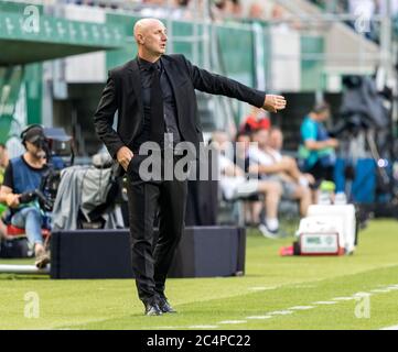 BUDAPEST, HONGRIE - JUIN 27 : l'entraîneur-chef Attila Kuttor de Mezokovesd Zsuque FC réagit lors du match de la Ligue de la Banque hongroise OTP entre Ferencvarosi TC et le FC de la ordre Mezokovesd à la Groupama Arena le 27 juin 2020 à Budapest, Hongrie. Banque D'Images