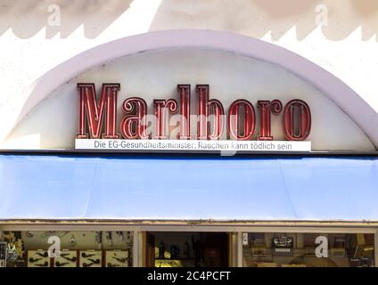 FURTH, Allemagne : logo de cigarette Marlboro en dehors d'un magasin. Marlboro est la marque de cigarettes la plus vendue au monde. Il est fabriqué par Philip Morris Banque D'Images