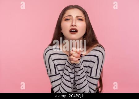 Je vous prie ! Portrait d'une femme en sweat-shirt rayé priant et demandant de manière sincère, se sentant désespérément à l'aide, regardant avec implo assiégé Banque D'Images