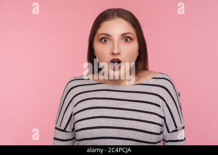 Oh mon dieu, wow! Portrait de femme surprise en sweat-shirt rayé debout à la bouche ouverte, exprimant l'étonnement, étonné par incroyable choquant Banque D'Images