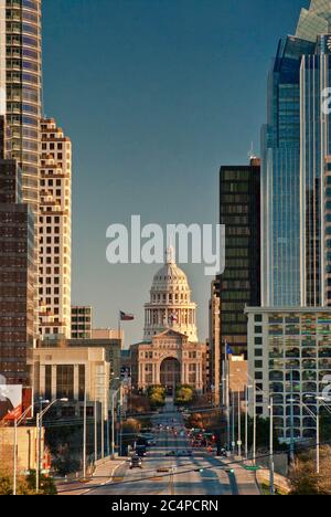 Vue sur Congress Avenue au Texas Capitol et les bâtiments du centre-ville, Sunrise, Austin, Texas, USA Banque D'Images