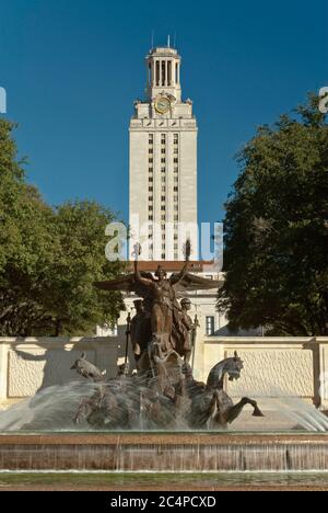 Fontaine Littlefield par le sculpteur italien Pompeo Coppini et la Tour du Texas au campus principal de l'Université du Texas, Austin, Texas, États-Unis Banque D'Images