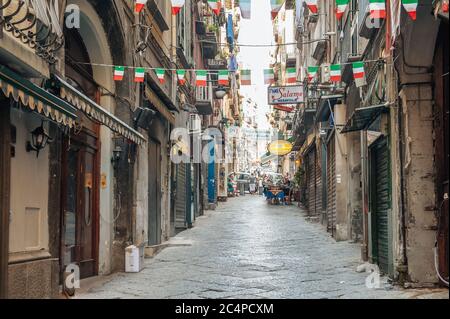 Allée dans le centre-ville de Naples, Italie. Cette région appartient à un site classé au patrimoine mondial de l'UNESCO, qui fait partie du centre-ville historique de Naples. Banque D'Images