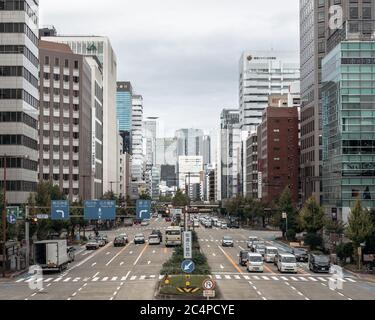 Nagoya, Aichi, Japon - Nagoya Cityscape. Quartier d'affaires moderne autour de la gare de Nagoya. Gratte-ciel. Voitures attendant le feu. Banque D'Images