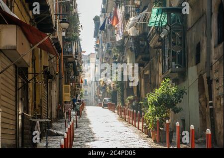 Allée dans le centre-ville de Naples, Italie. Cette région appartient à un site classé au patrimoine mondial de l'UNESCO, qui fait partie du centre-ville historique de Naples. Banque D'Images