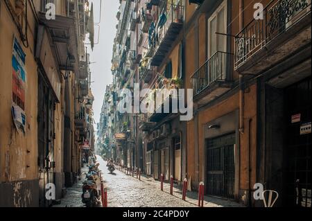 Moto dans une ruelle du centre-ville de Naples. Cette région appartient à un site classé au patrimoine mondial de l'UNESCO, qui fait partie du centre-ville historique de Naples. Banque D'Images