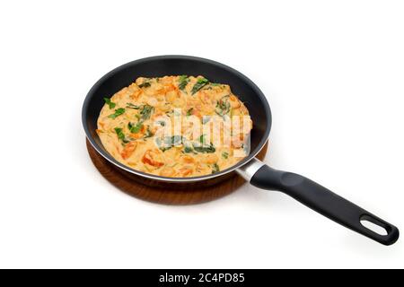 Crevettes à la sauce au beurre placées dans une poêle. Pâtes avec sauce au beurre crevettes. Banque D'Images