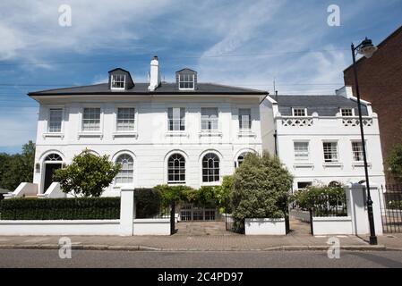 Villas semi-individuelles en stuc datant de l'époque victorienne, maisons peintes en blanc à Furlong Road, Lower Holloway, N7, London Borough of Islington, Angleterre Royaume-Uni Banque D'Images