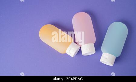 Vider les pots de cosmétiques tubes distributeurs. Groupe de petites bouteilles pour voyager. Flacons de voyage à mini tubes. Nécessaire de toilette Banque D'Images