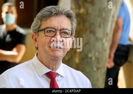 Marseille, France. 28 juin 2020. Le député Jean-Luc Mélenchon a été vu au deuxième tour des élections municipales françaises à Marseille. Crédit : SOPA Images Limited/Alamy Live News Banque D'Images